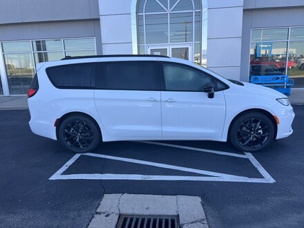 Featured 2026 Chrysler Pacifica Select Passenger Van for sale near you in Kennett, MO