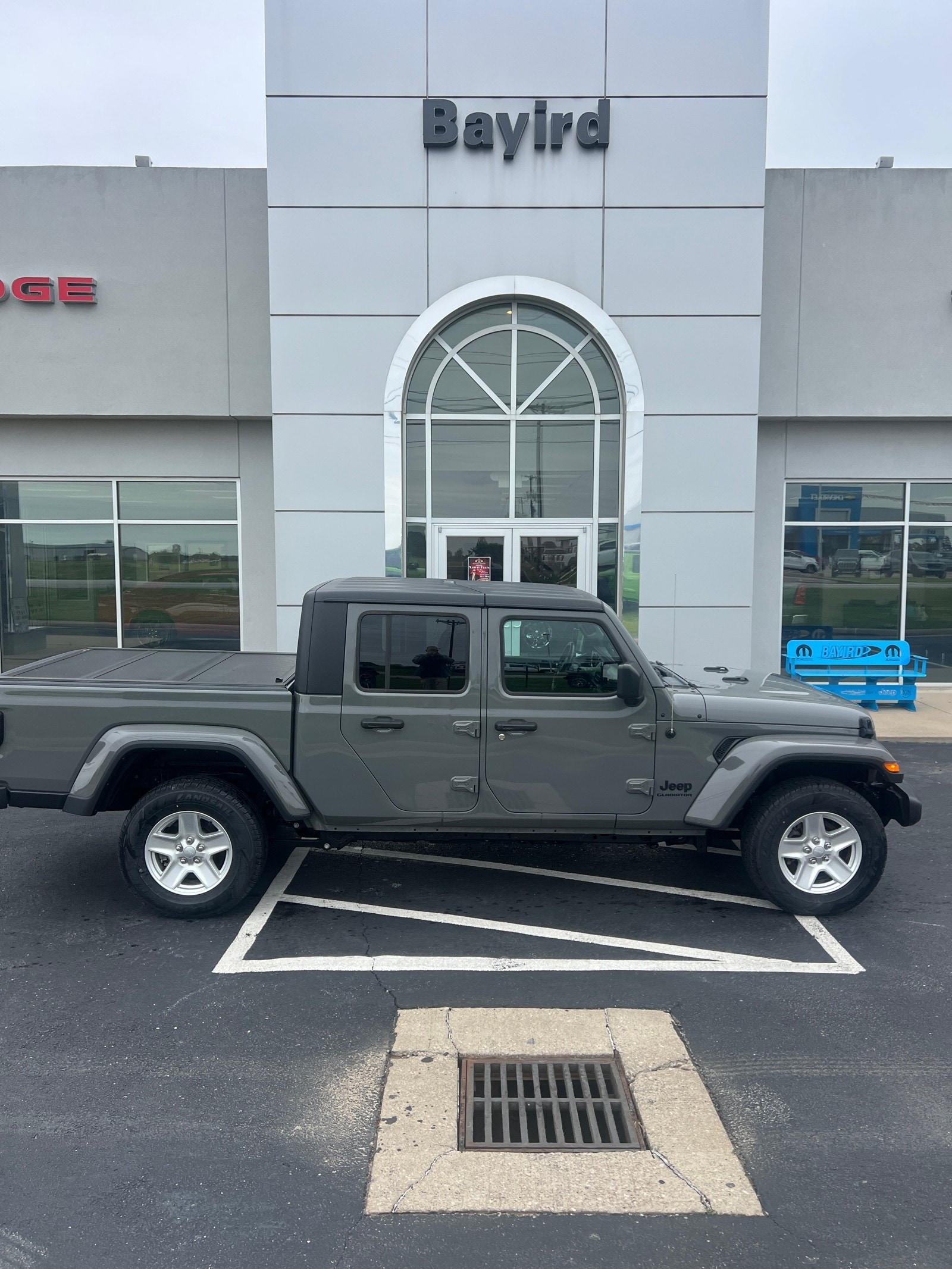 2022 Jeep Gladiator Sport S's photo