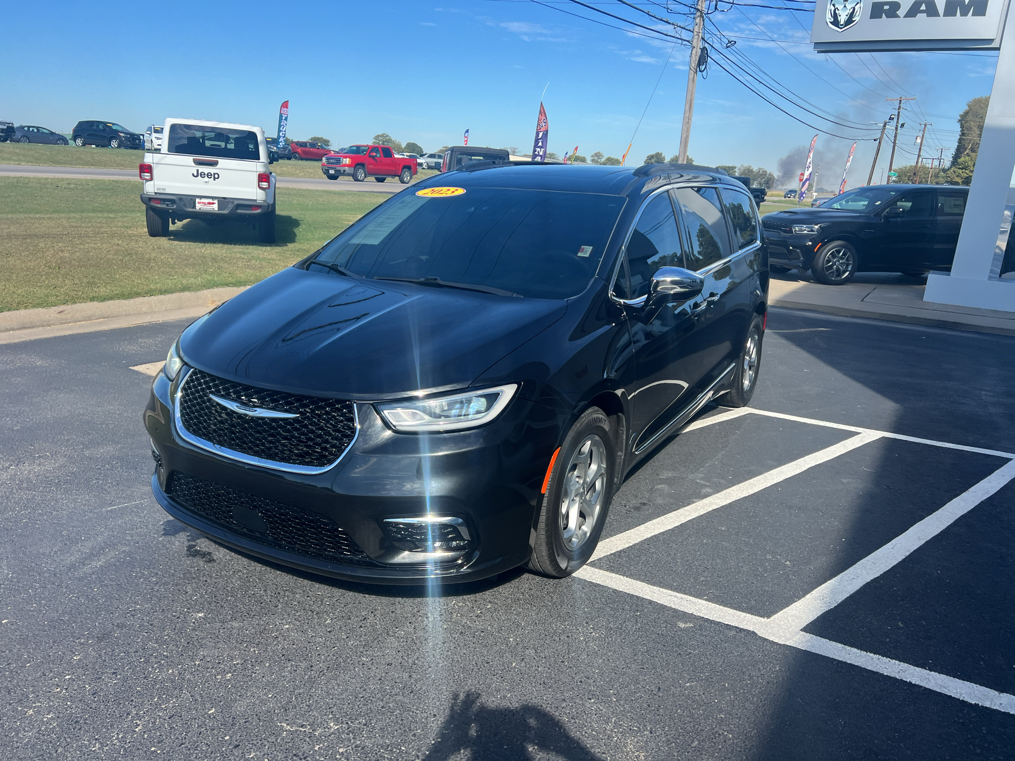 Used 2023 Chrysler Pacifica Limited Van Passenger Van