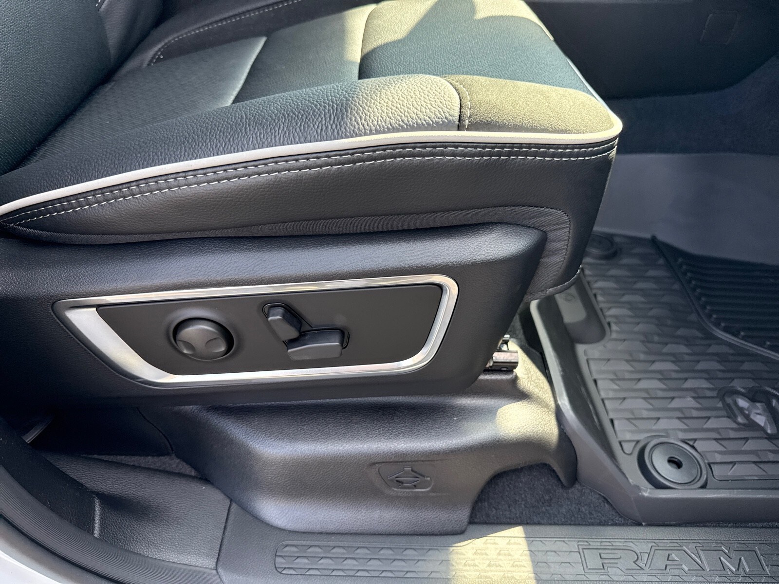 2026 RAM 1500 Laramie - Photo 16