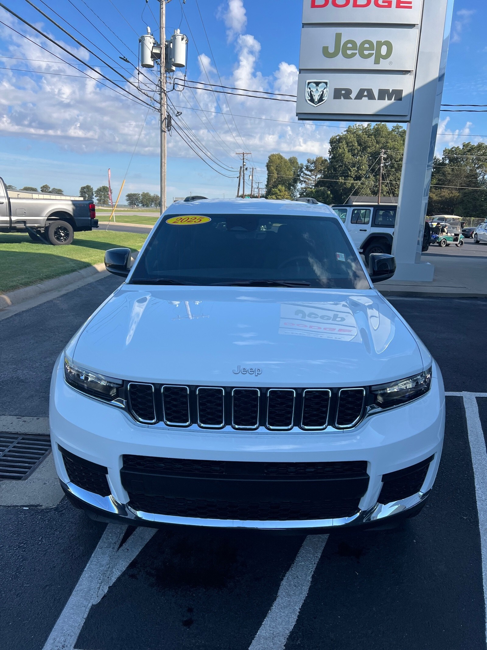 2025 Jeep Grand Cherokee Laredo photo 3