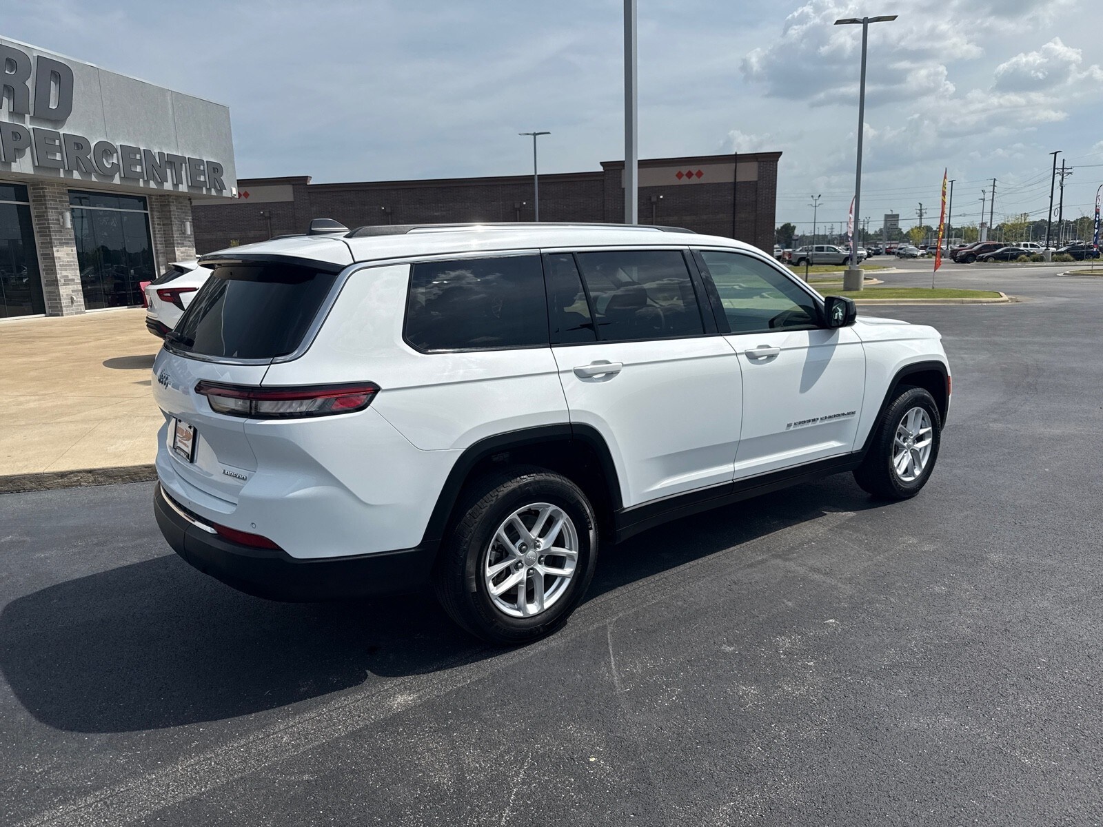 2023 Jeep Grand Cherokee Laredo photo 2