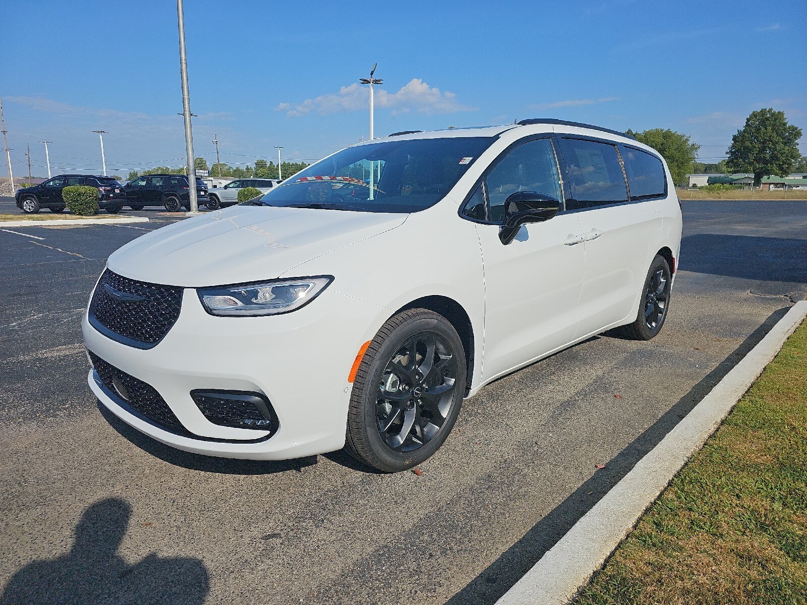 2026 Chrysler Pacifica Limited photo 2