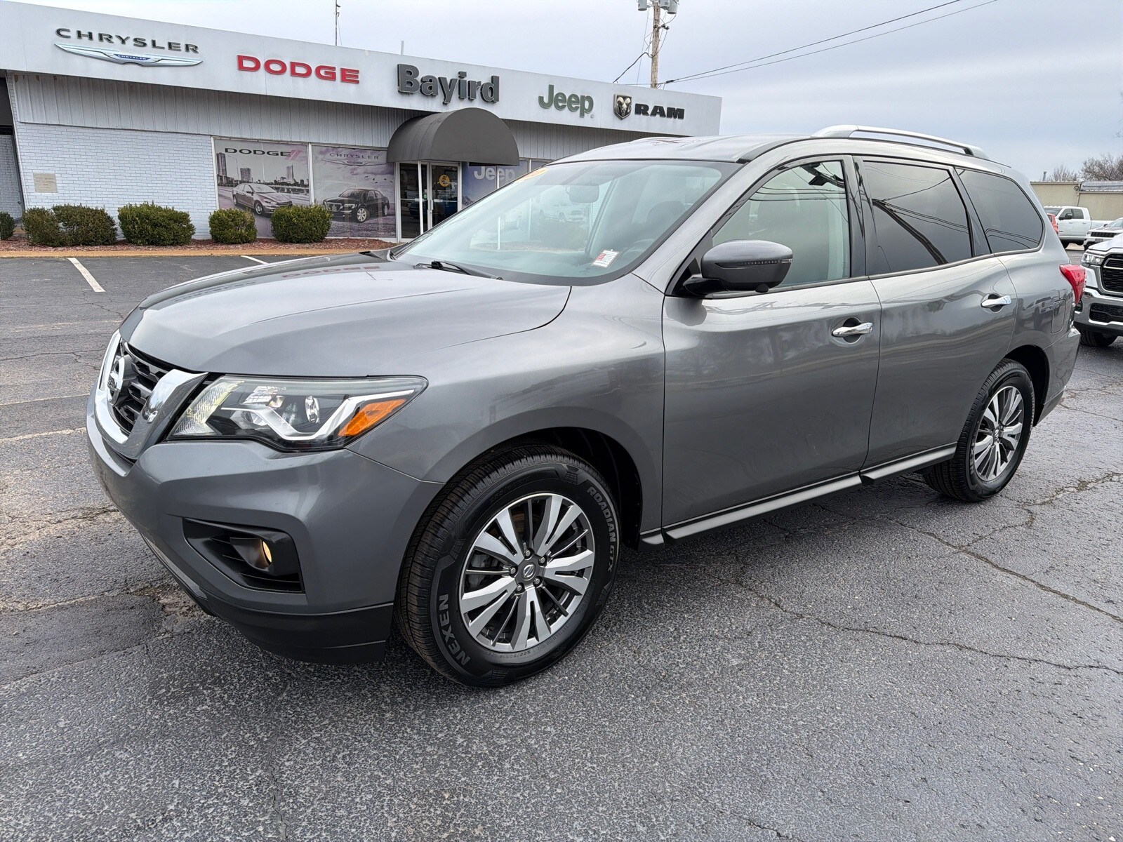 2020 Nissan Pathfinder SL photo 2