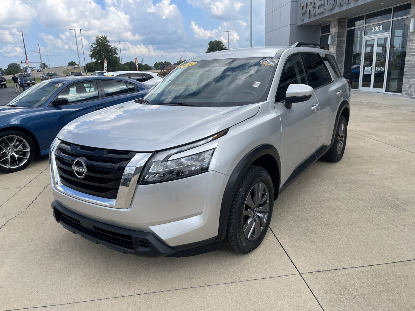 2023 Nissan Pathfinder SV photo 2