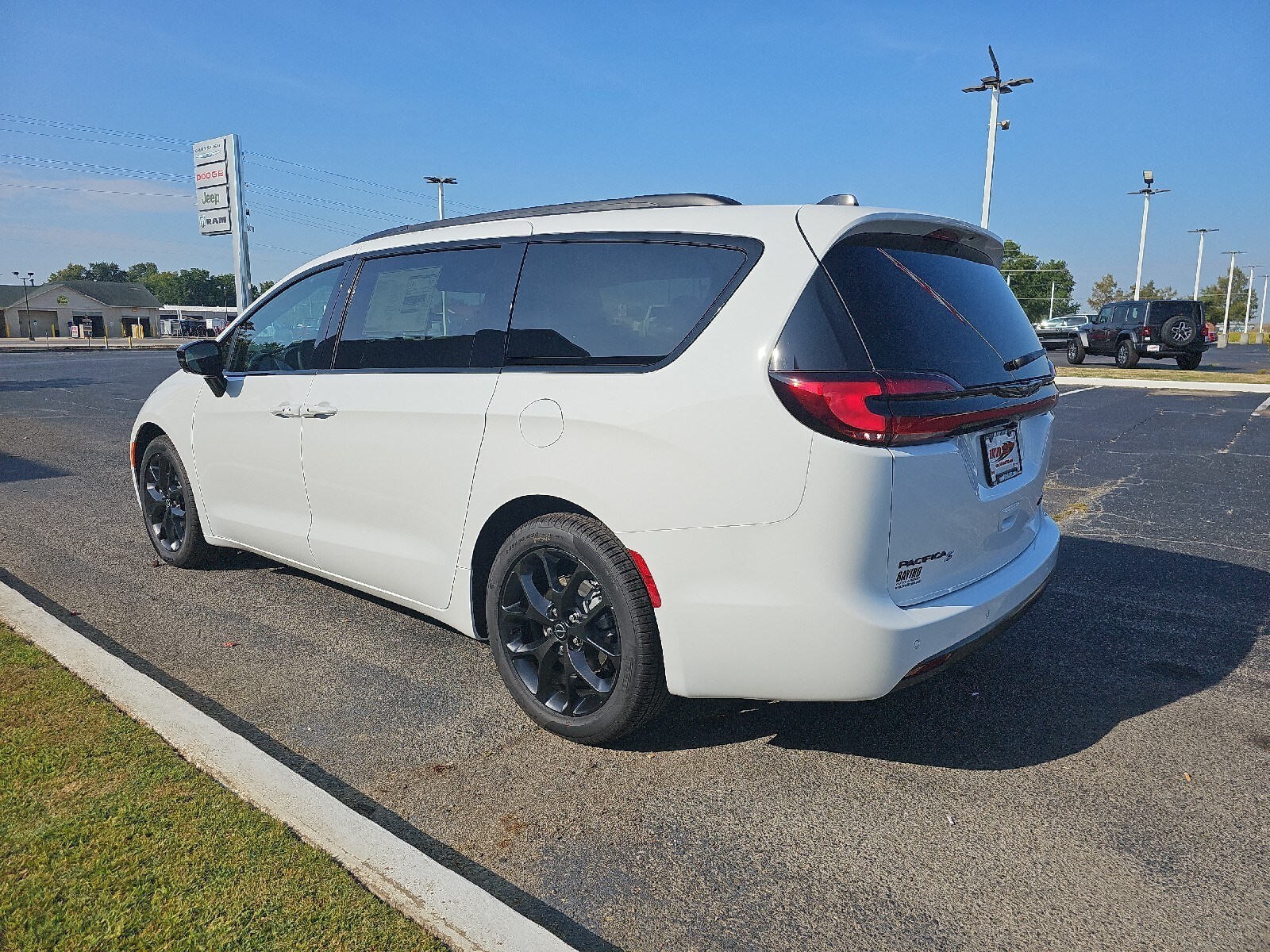 2026 Chrysler Pacifica Limited photo 3