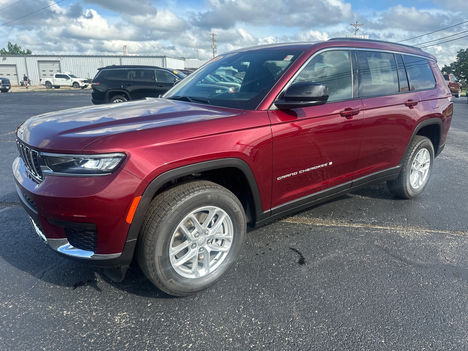 2025 Jeep Grand Cherokee Laredo photo 3