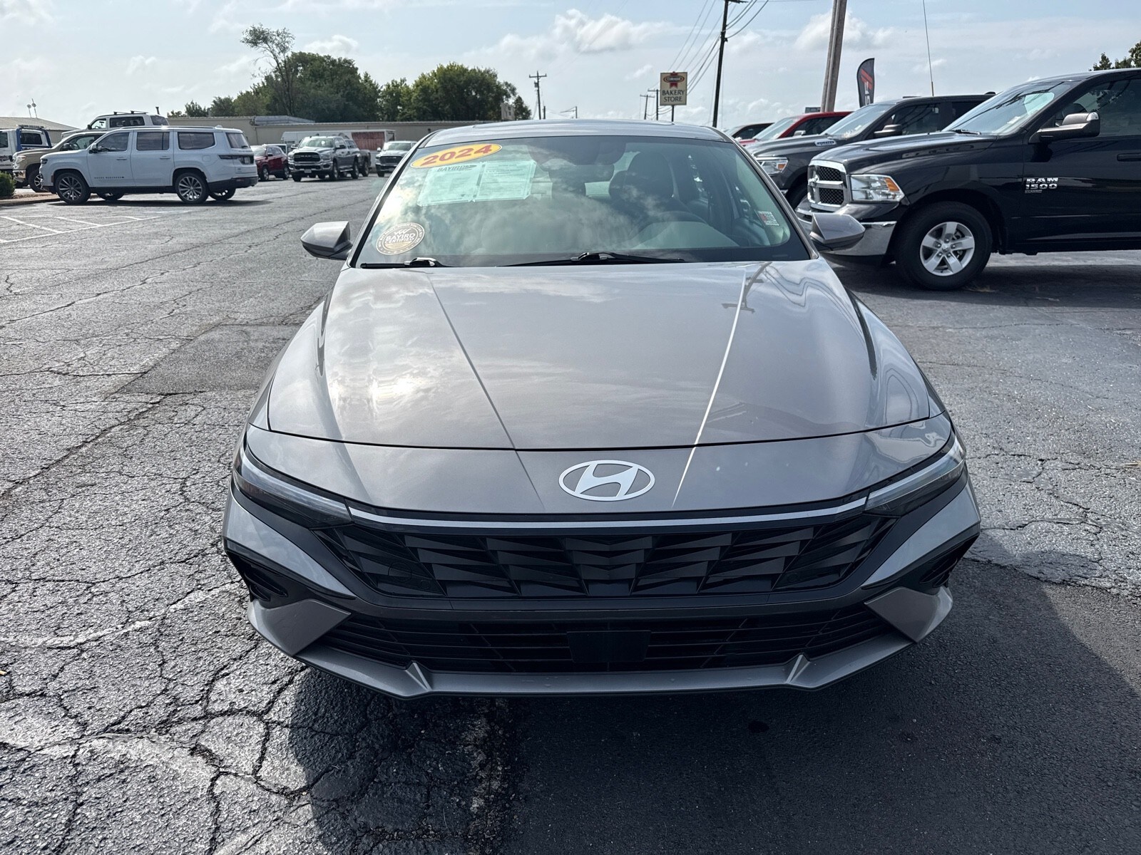 2024 Hyundai Elantra SEL Convenience photo 2