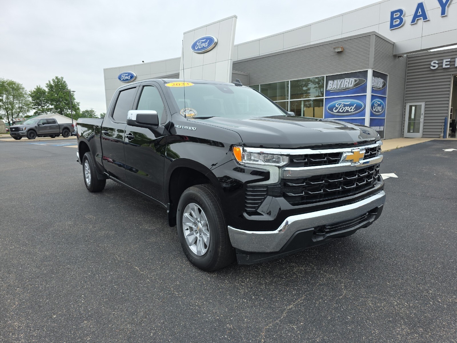 2023 Chevrolet Silverado 1500 LT photo 2