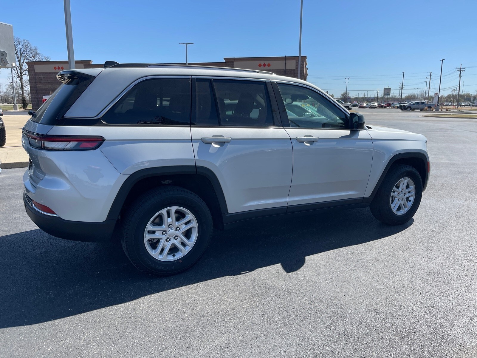 2023 Jeep Grand Cherokee Laredo photo 2
