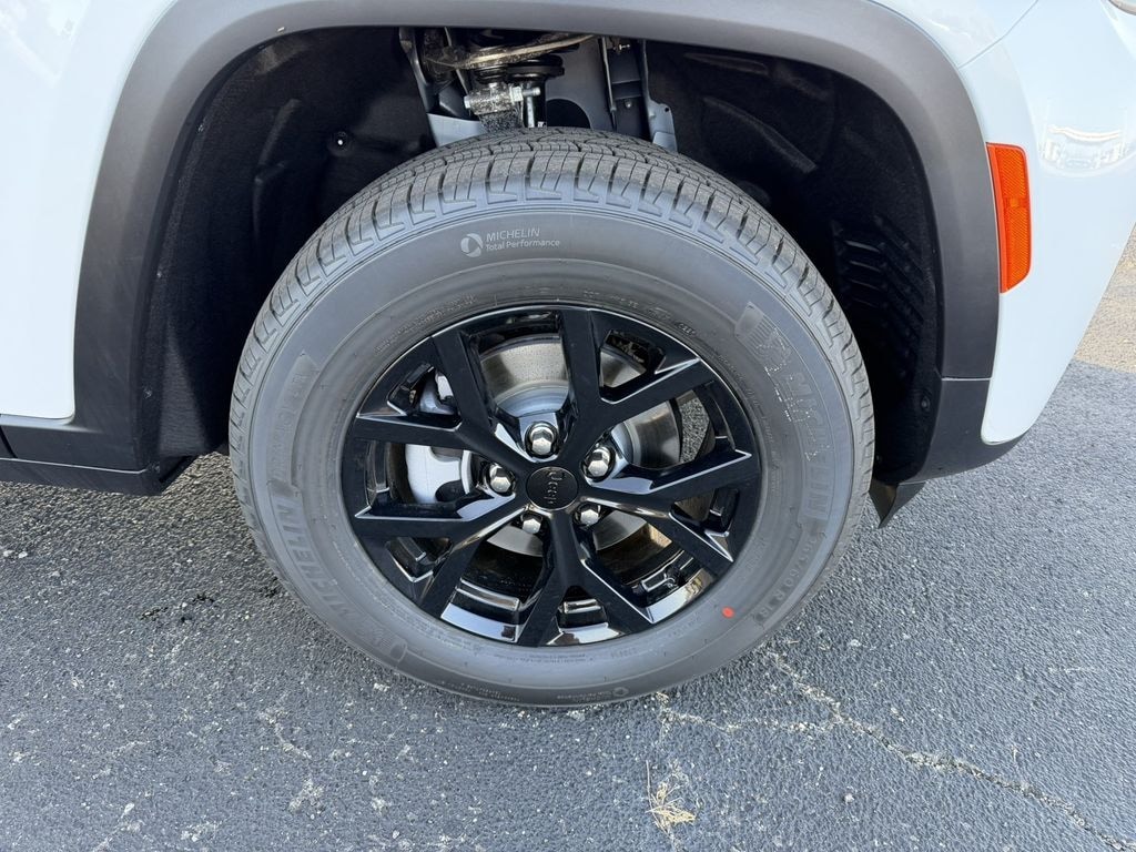 New 2026 Jeep Grand Cherokee Laredo Sport Utility
