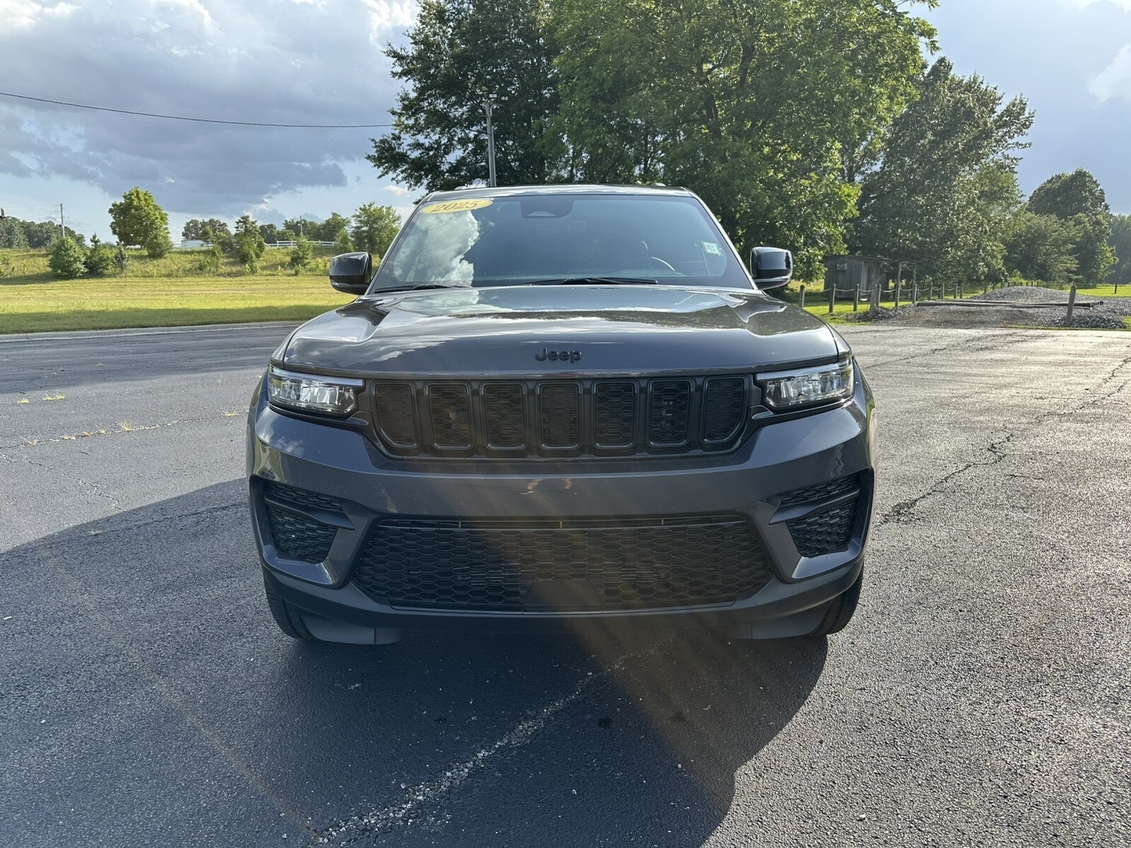 2025 Jeep Grand Cherokee Laredo photo 2