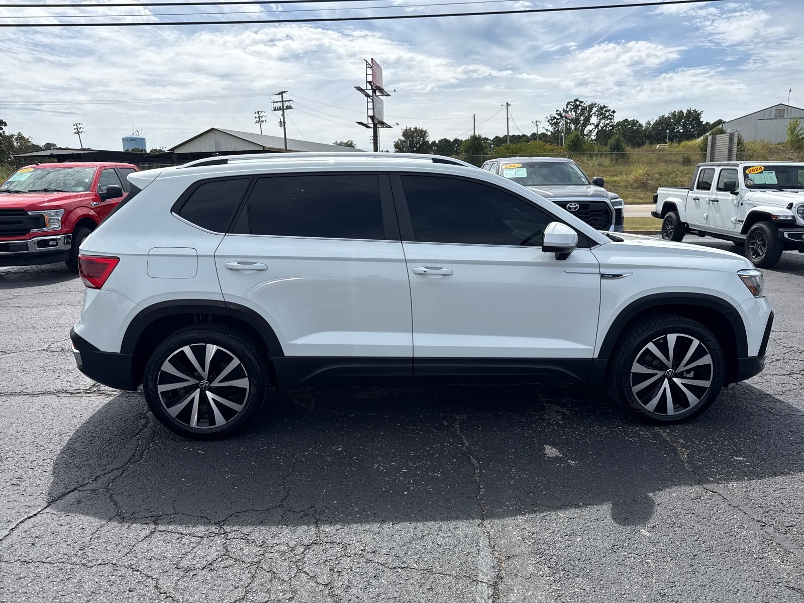 2023 Volkswagen Taos SE photo 2