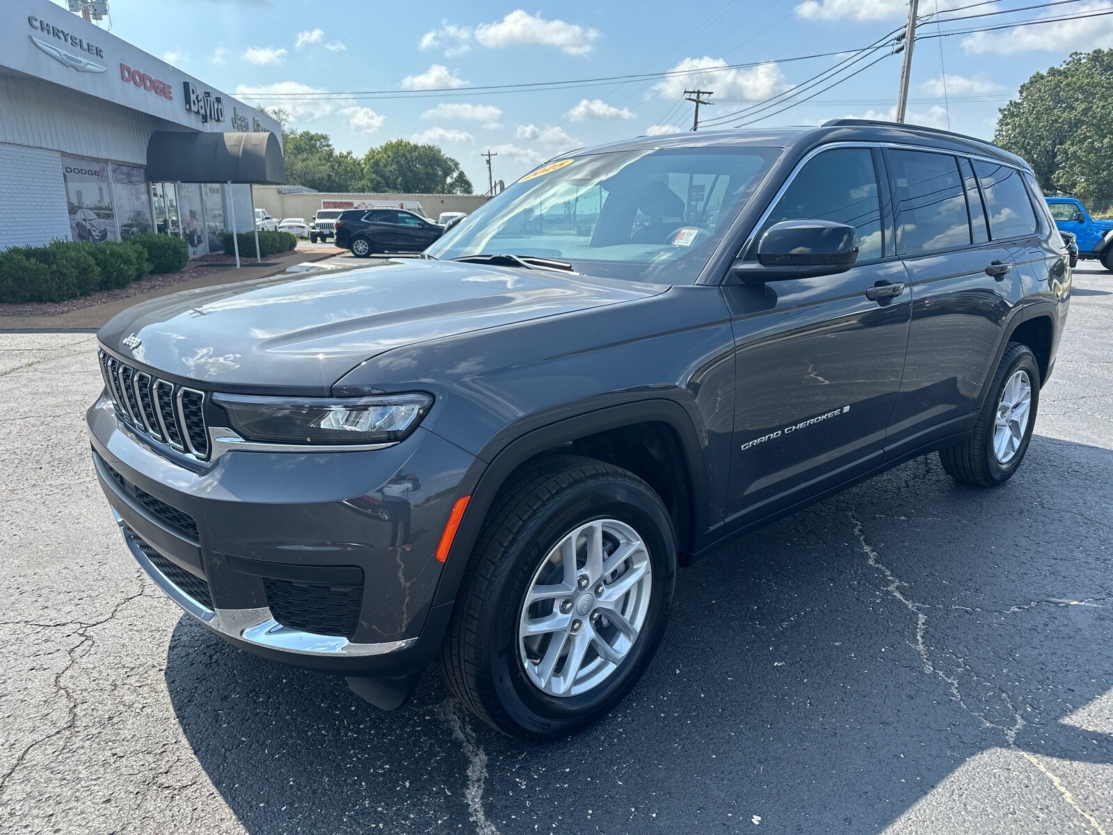 2025 Jeep Grand Cherokee Laredo photo 2