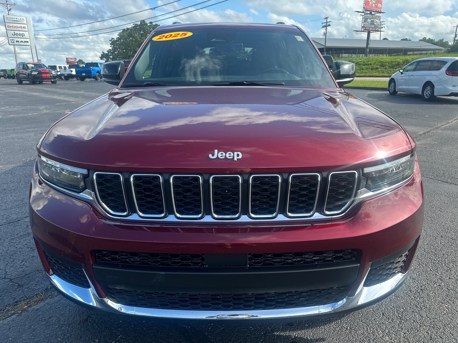 2025 Jeep Grand Cherokee Laredo photo 2