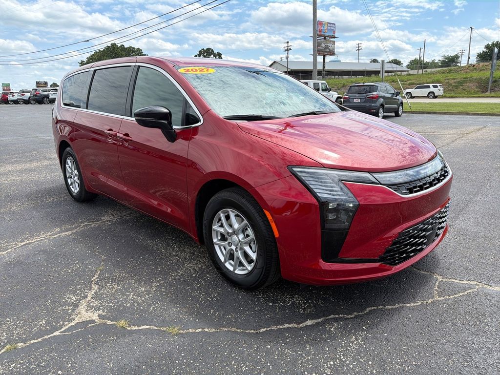 2027 Chrysler Pacifica Select's photo