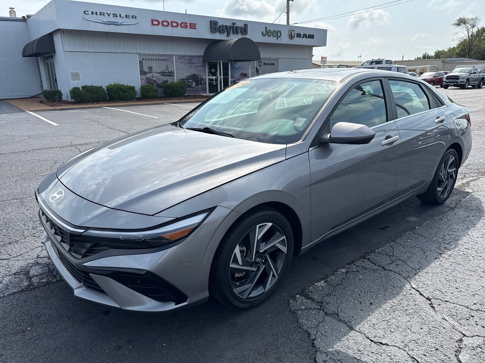 2024 Hyundai Elantra SEL Convenience photo 3