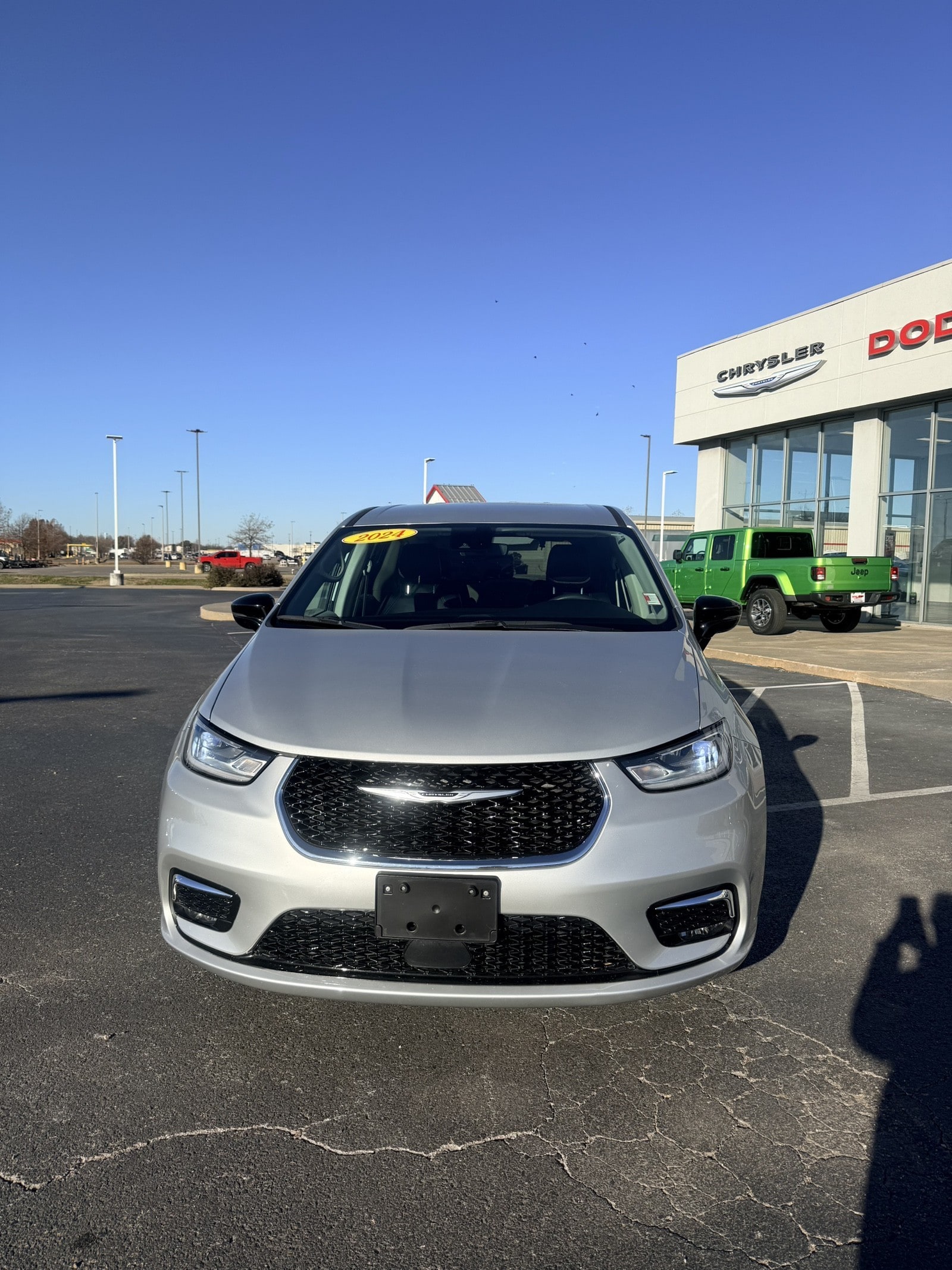 2024 Chrysler Pacifica Touring L's photo