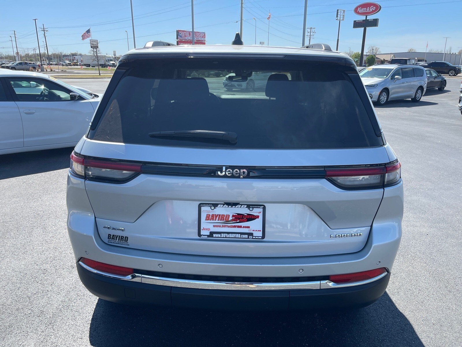 2023 Jeep Grand Cherokee Laredo photo 3