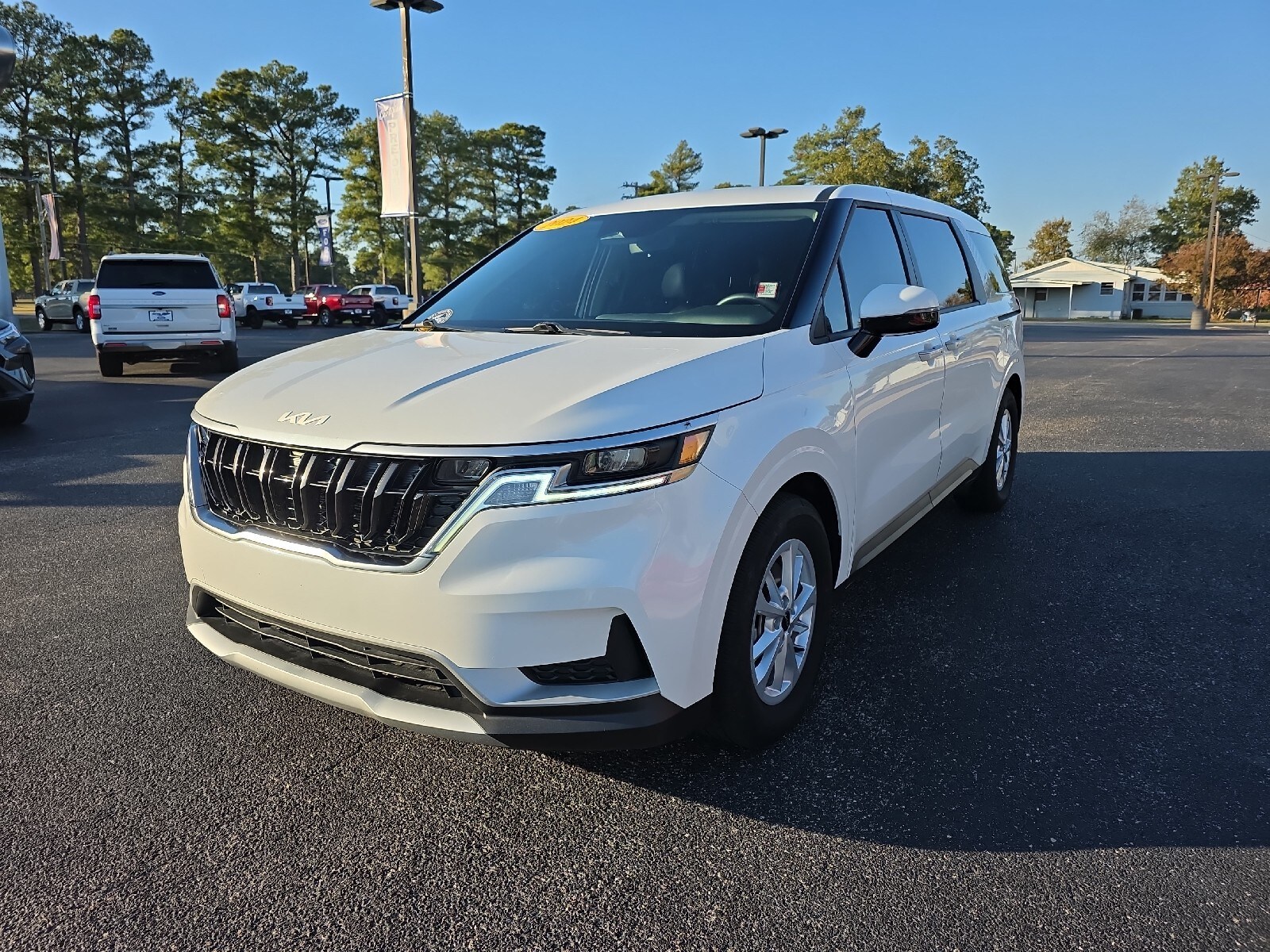 2024 Kia Carnival LX photo 4