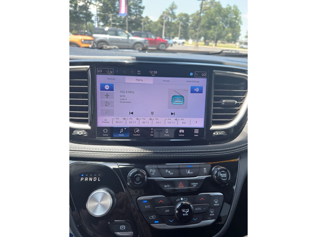2024 Chrysler Pacifica PHEV Select - Photo 19