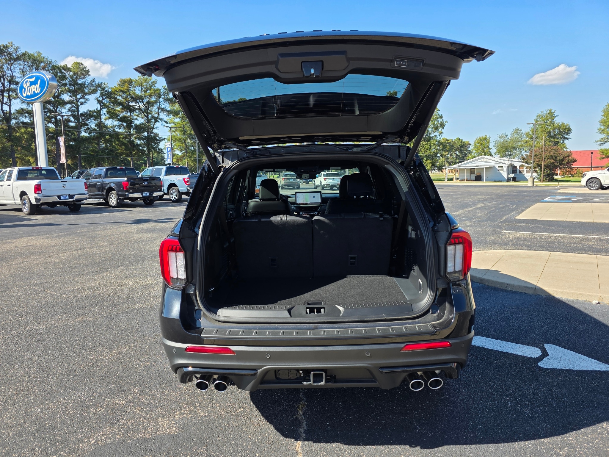 2026 Ford Explorer ST - Photo 9