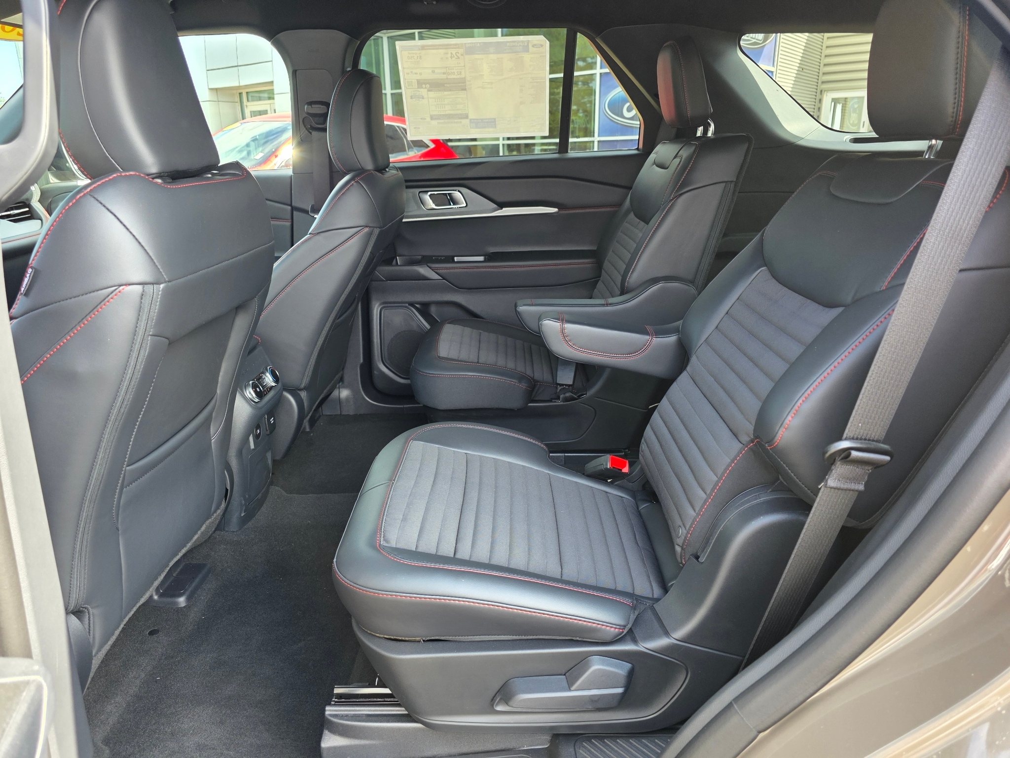 2026 Ford Explorer ST-Line - Photo 13