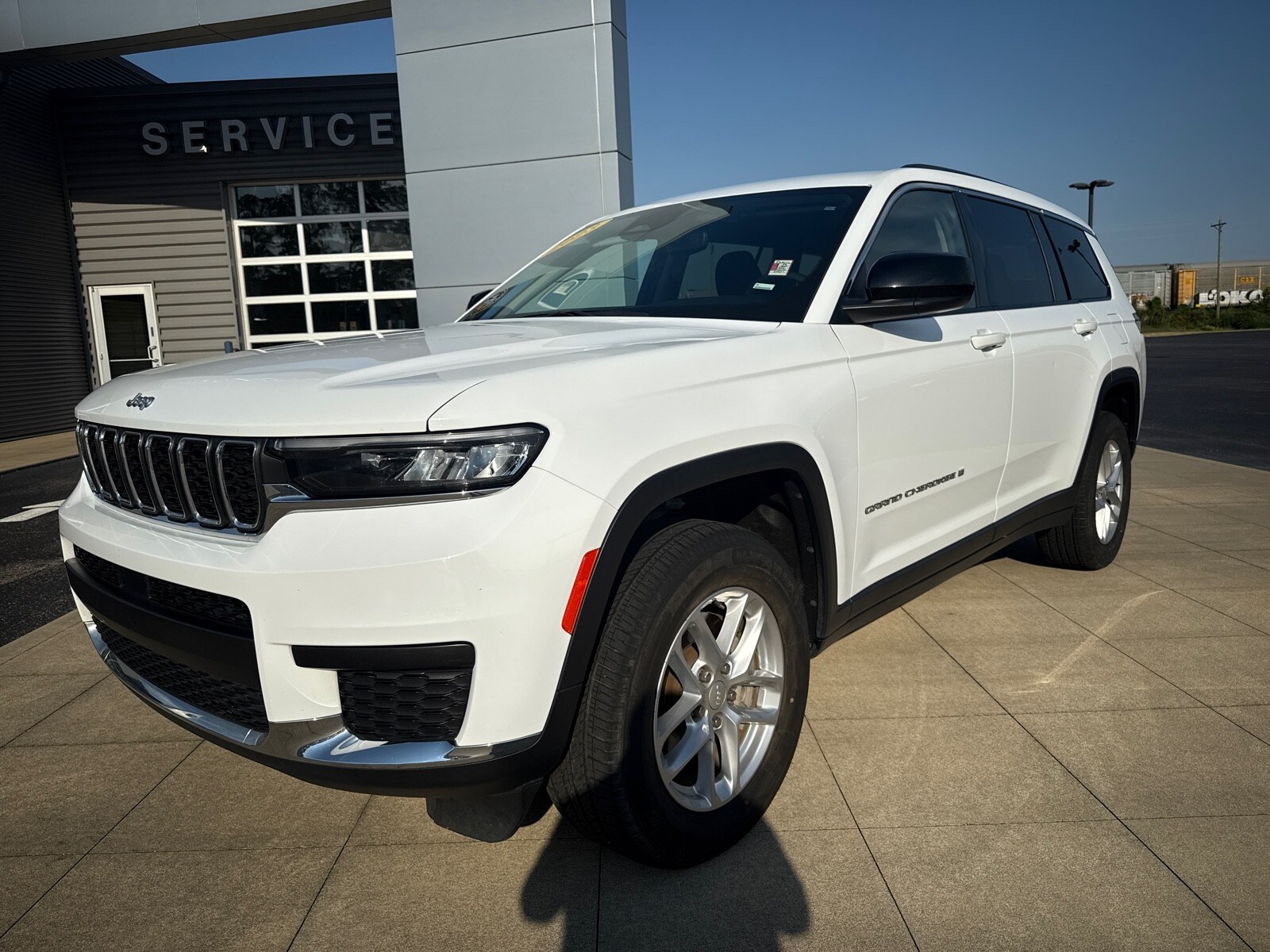 2023 Jeep Grand Cherokee Laredo photo 2