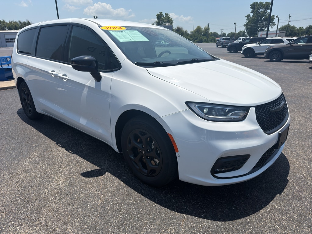2024 Chrysler Pacifica PHEV Select - Photo 4