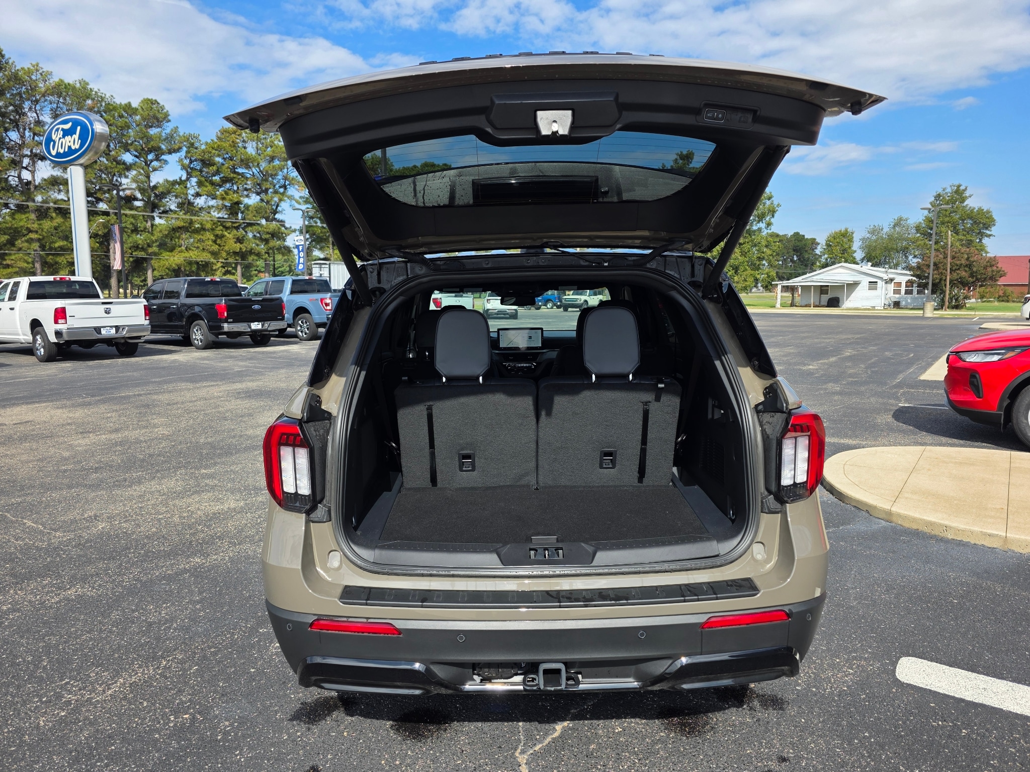 2026 Ford Explorer ST-Line - Photo 9
