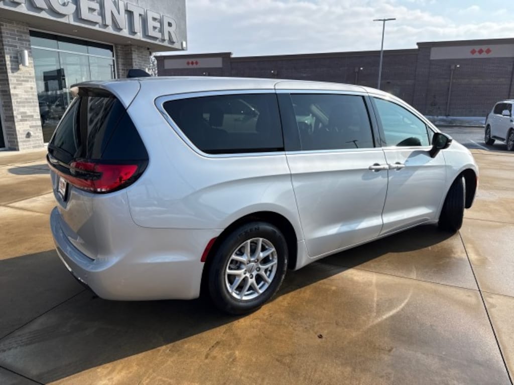 Used 2024 Chrysler Pacifica Touring L Minivan/Van