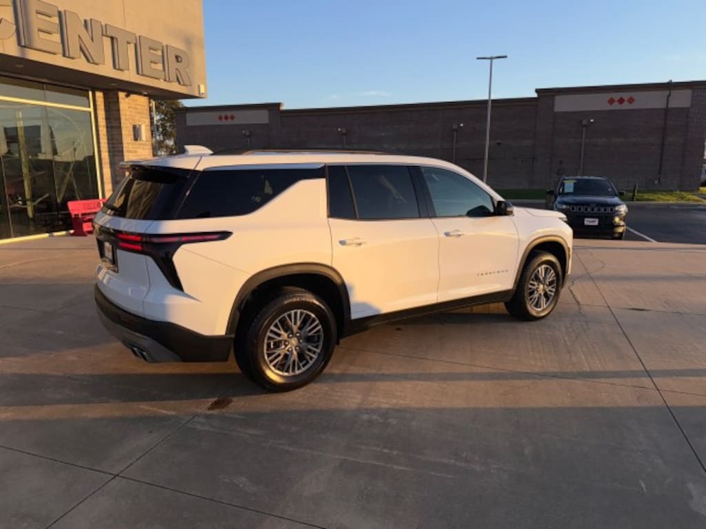 Used 2025 Chevrolet Traverse FWD LT SUV