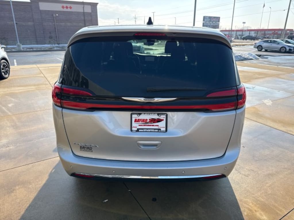 Used 2024 Chrysler Pacifica Touring L Minivan/Van