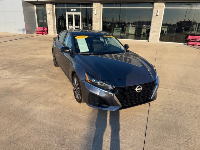 2025 Nissan Altima SV photo 2