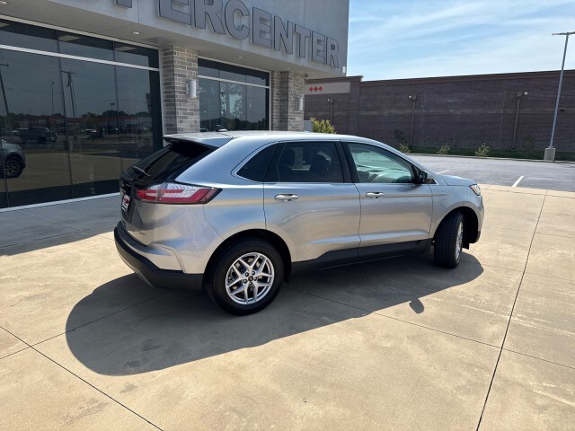 2024 Ford Edge SEL photo 2