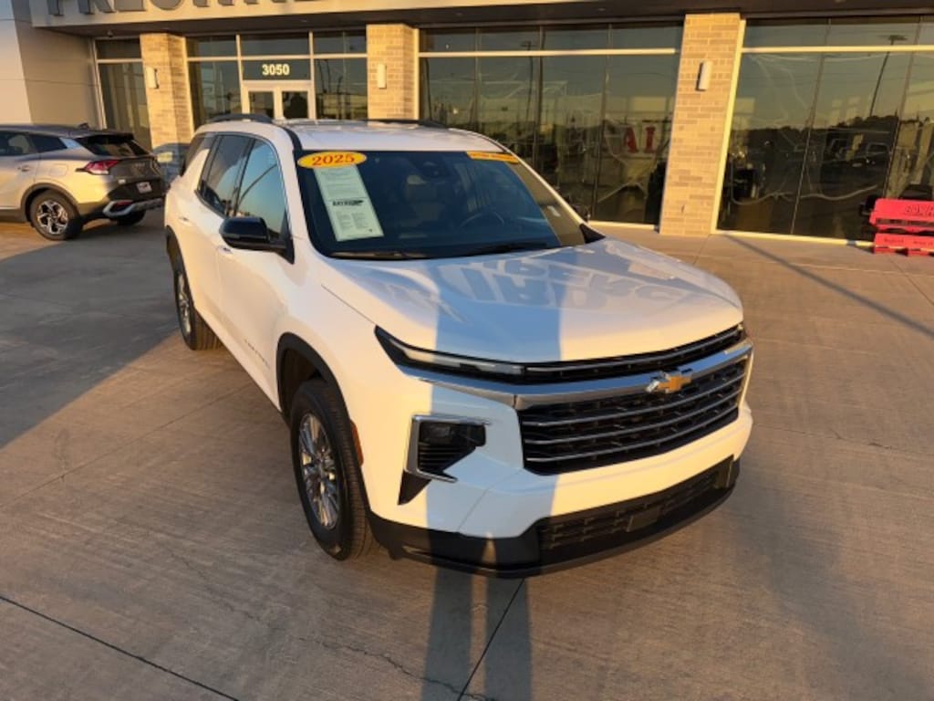 Used 2025 Chevrolet Traverse FWD LT SUV
