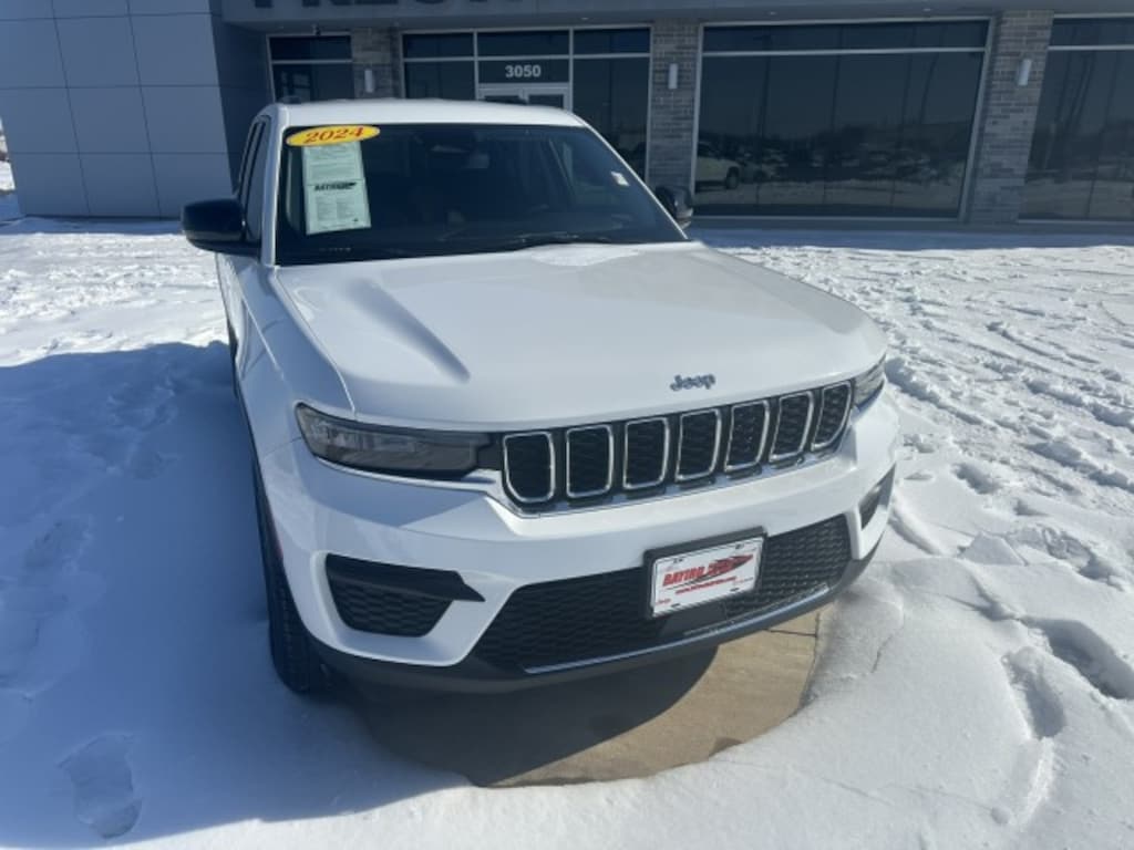 Used 2024 Jeep Grand Cherokee Laredo SUV