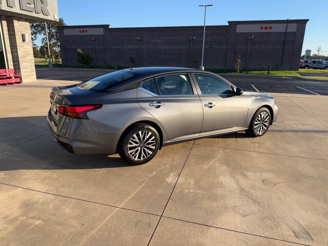 2025 Nissan Altima SV photo 3