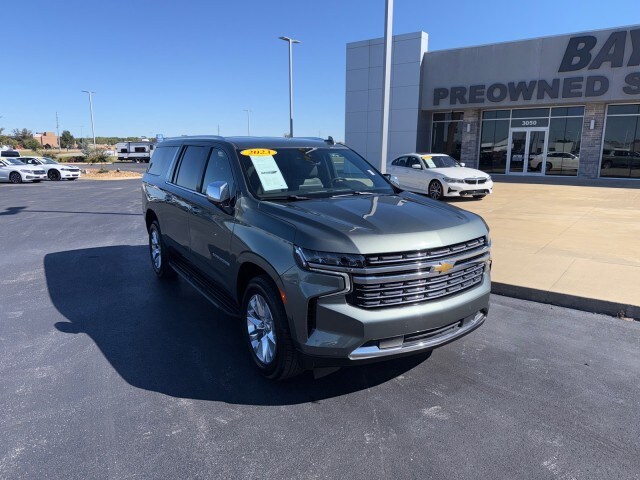 2023 Chevrolet Suburban Premier photo 2