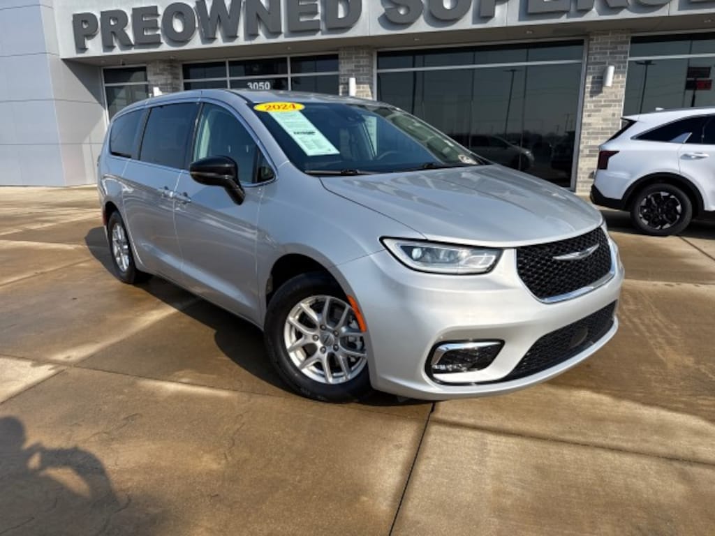 Used 2024 Chrysler Pacifica Touring L Minivan/Van