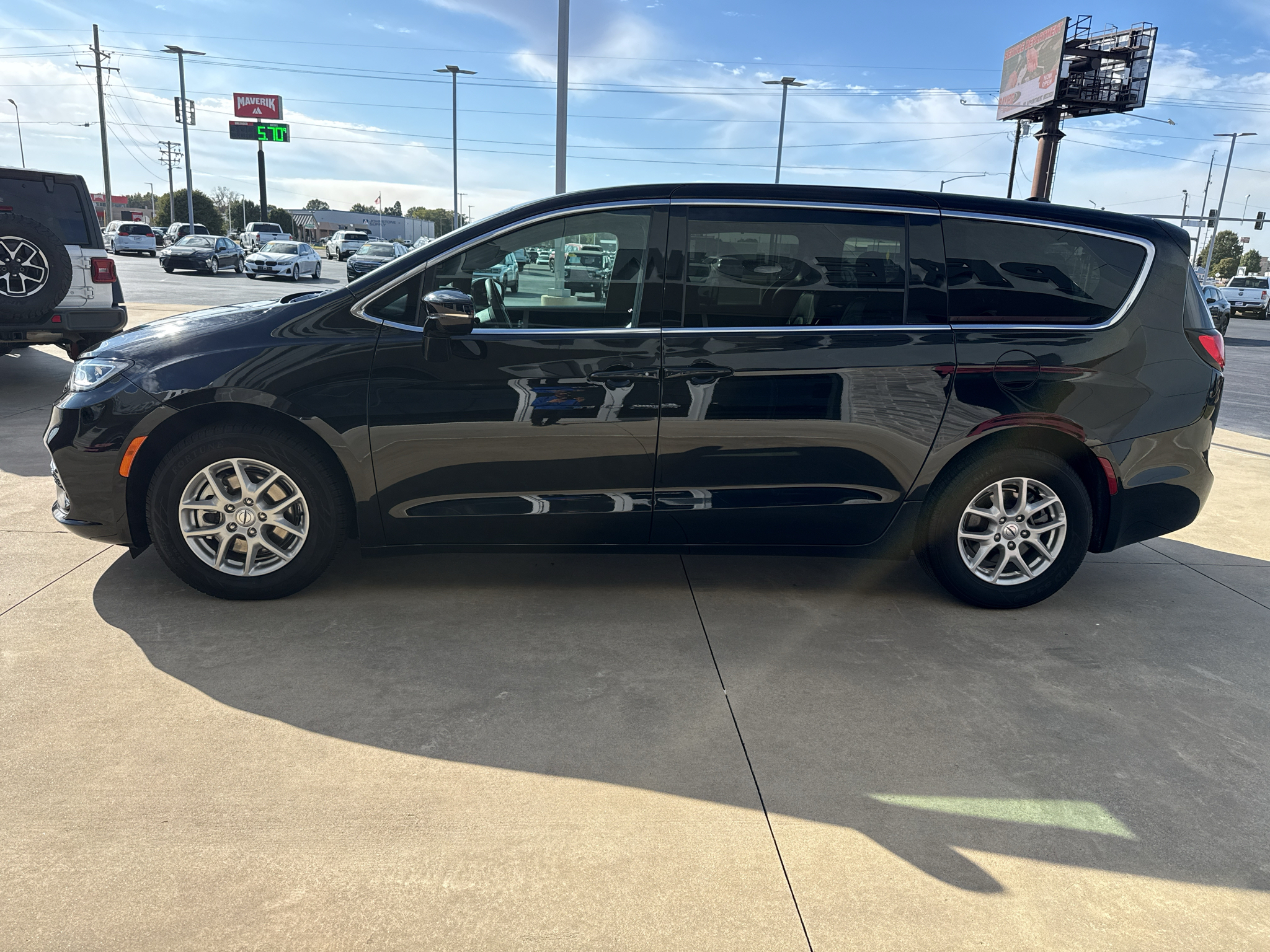 Used 2025 Chrysler Pacifica Select Passenger Van
