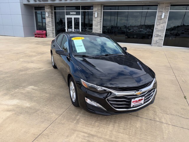 2024 Chevrolet Malibu 1LT photo 2