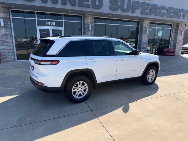 2024 Jeep Grand Cherokee Laredo photo 2