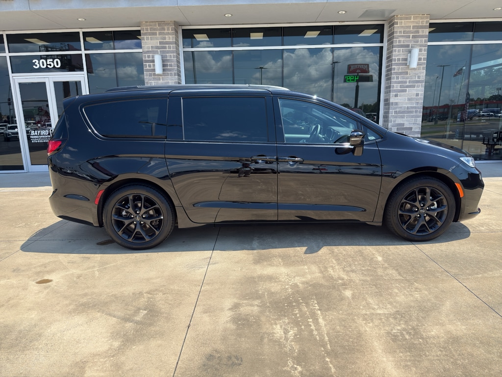 Used 2025 Chrysler Pacifica Limited Passenger Van