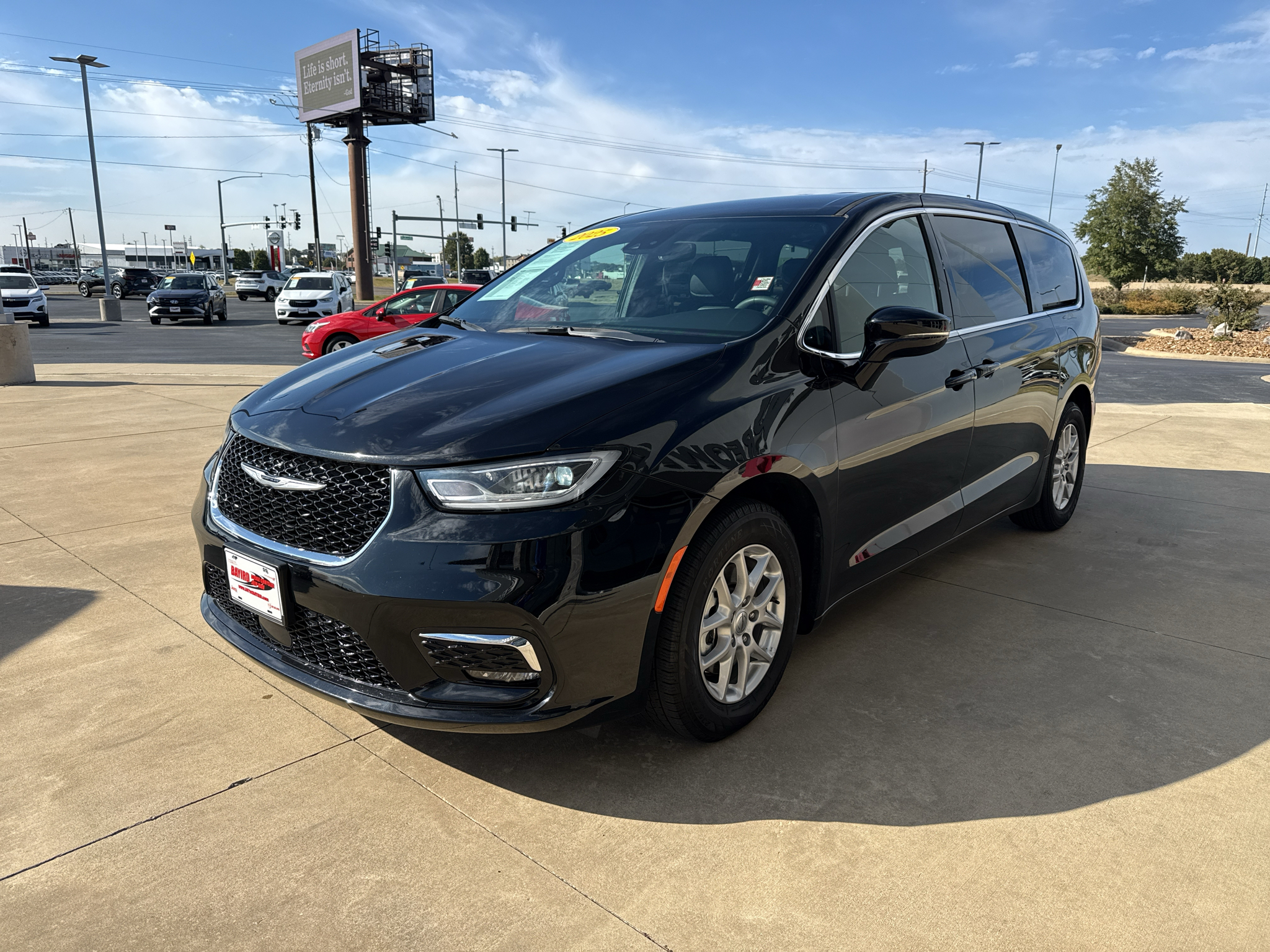 Used 2025 Chrysler Pacifica Select Passenger Van
