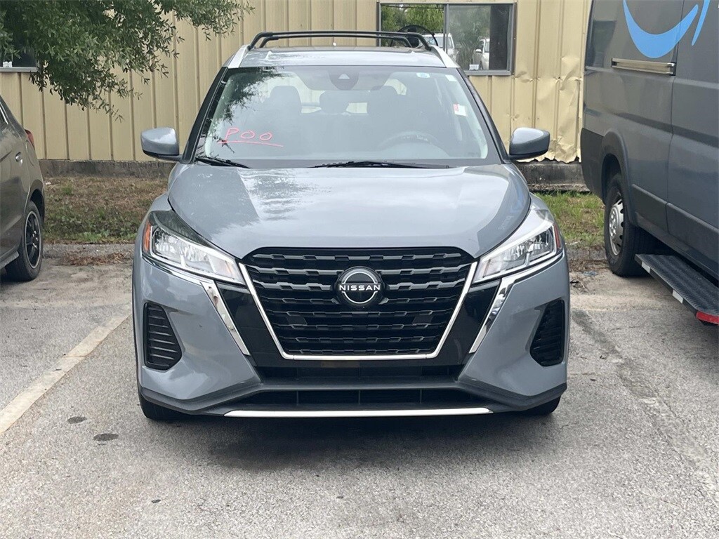2022 Nissan Kicks SV photo 2