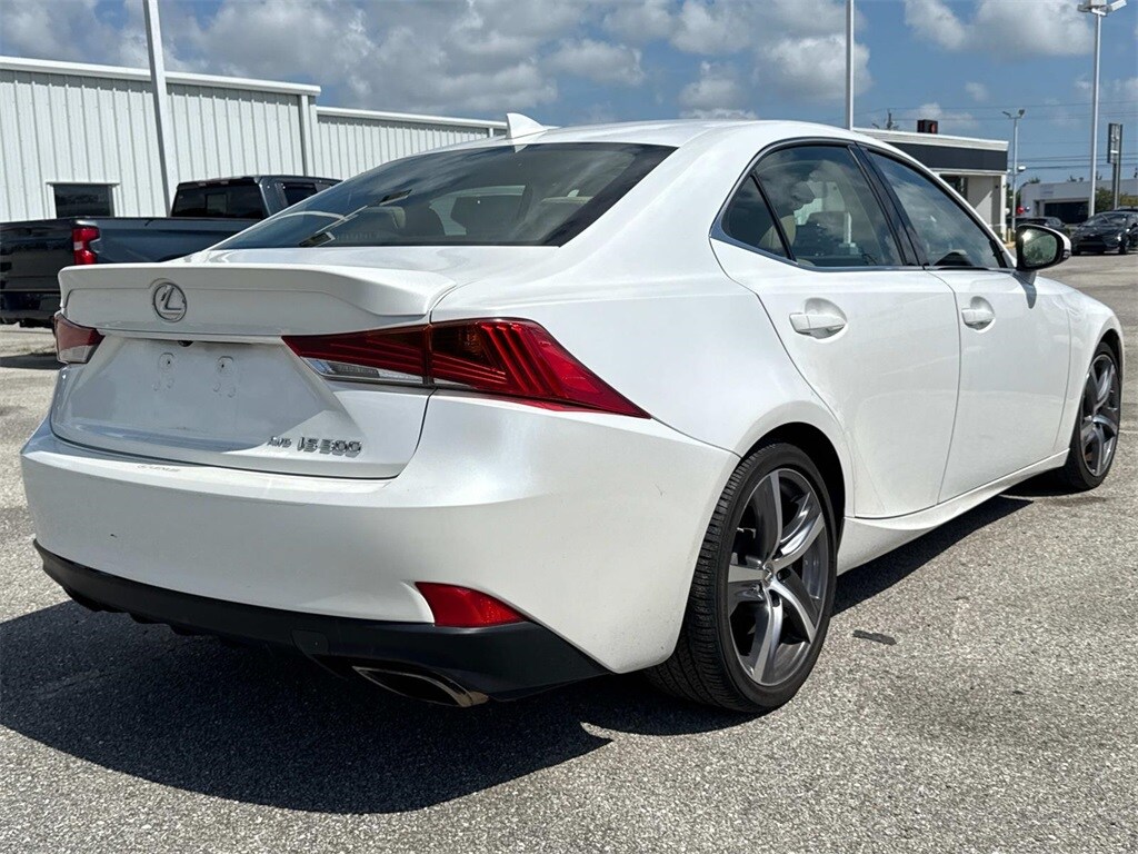 2017 Lexus IS 300 photo 4