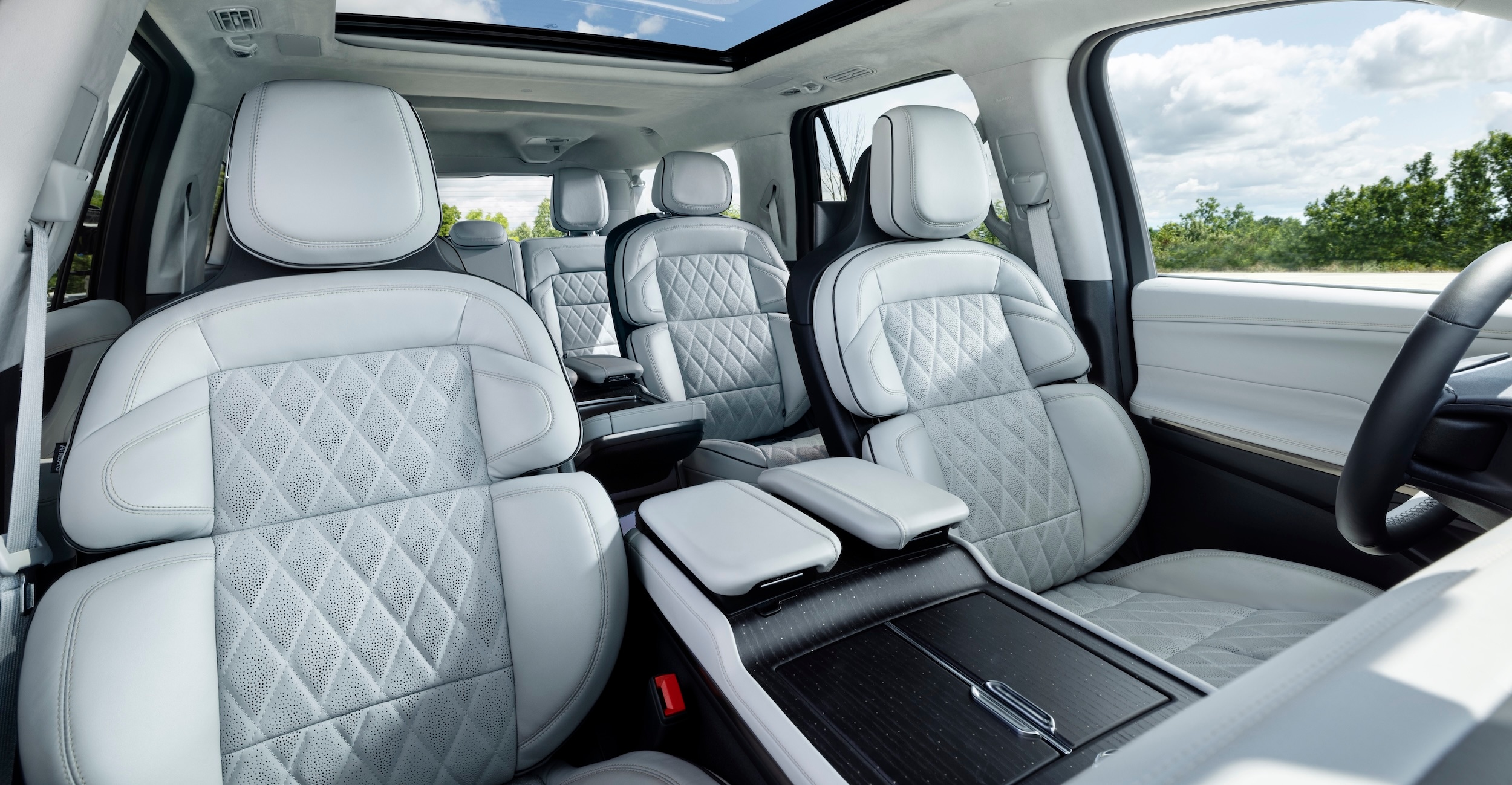 Lincoln_Navigator_Interior_Back_Seat.jpg