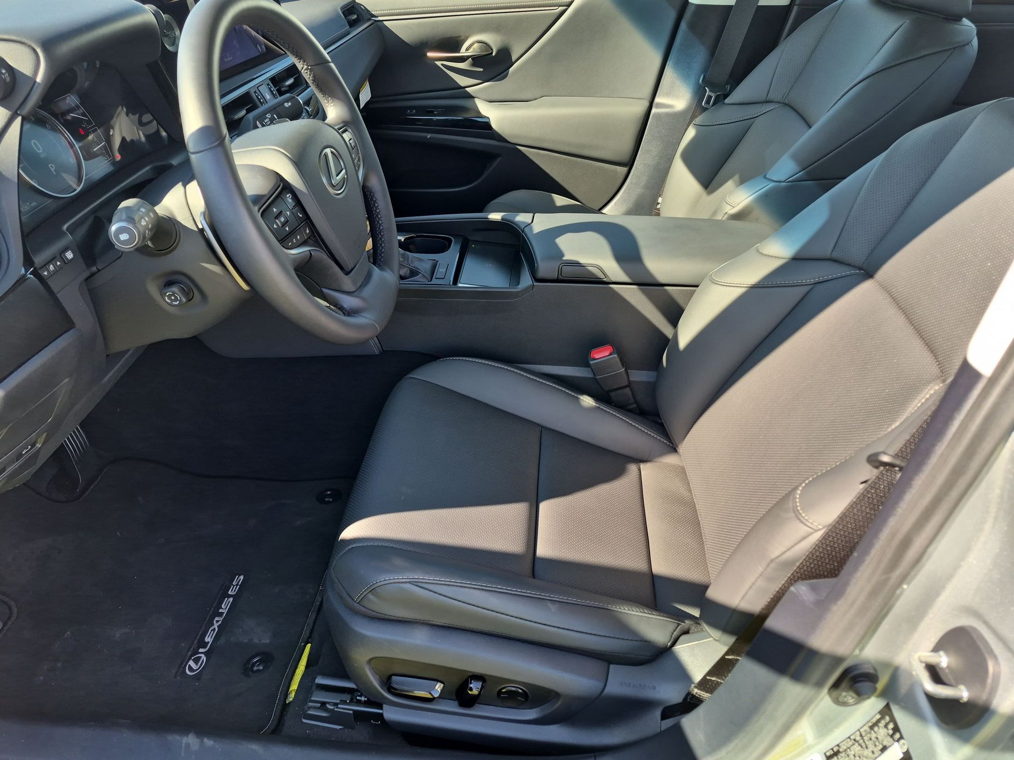 2025 Lexus ES 350 - Photo 14