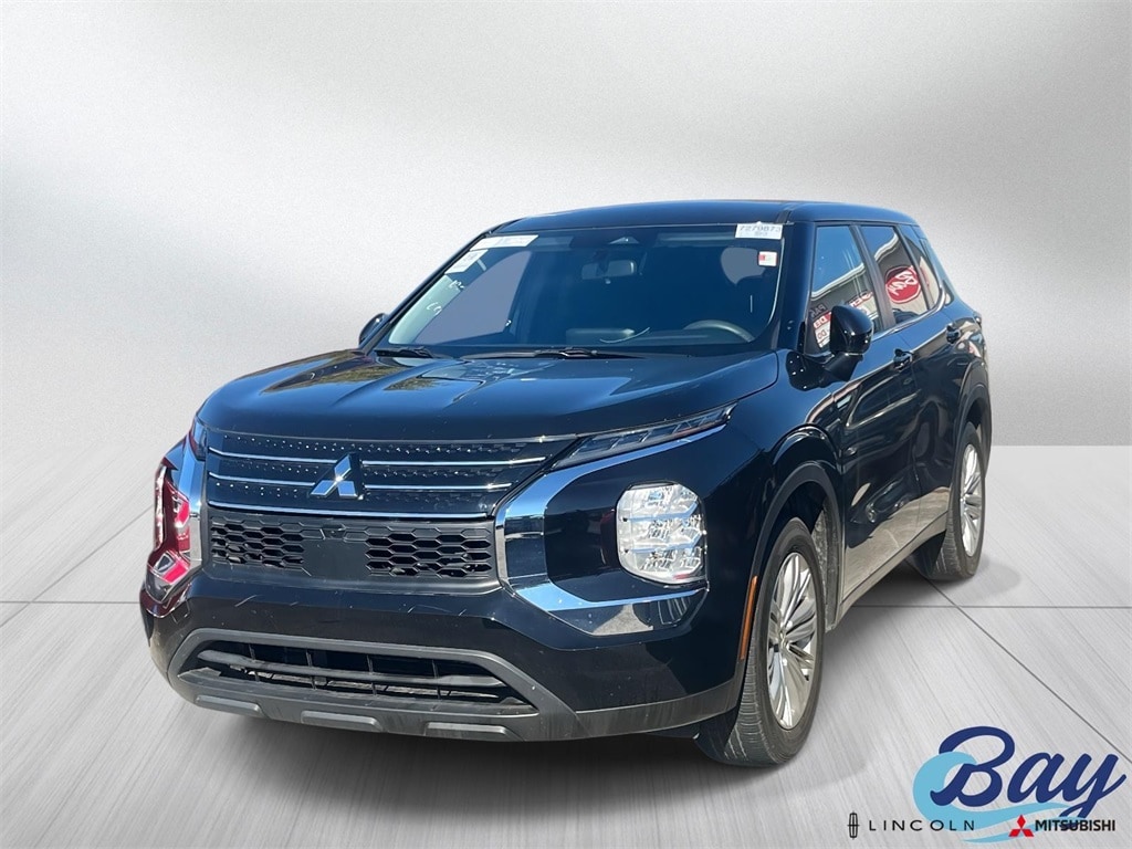 2024 Mitsubishi Outlander ES's photo
